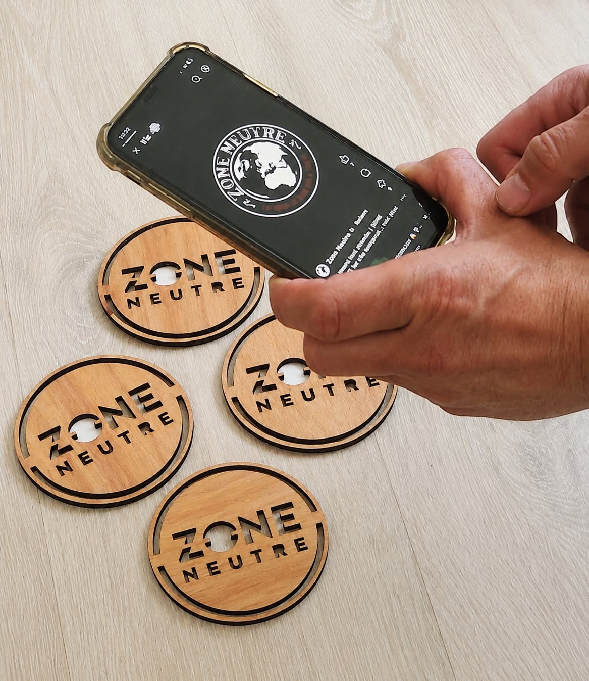 Smartphone approché d'un badge NFC ZONE NEUTRE